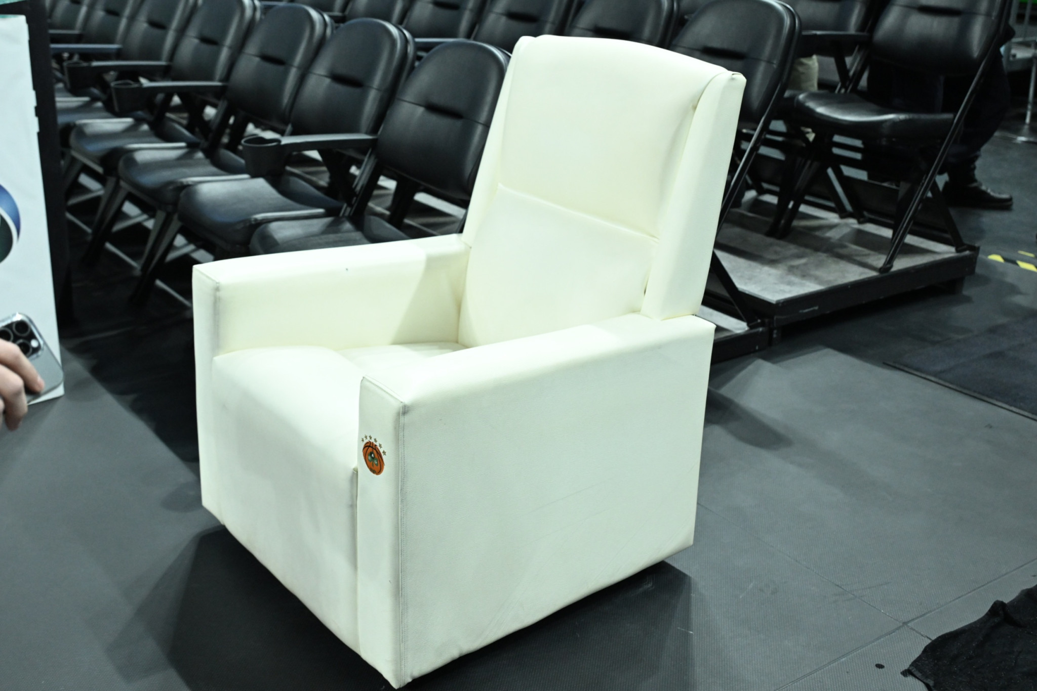 Πήρε... θέση στο «T-Center» η προεδρική πολυθρόνα του Δημήτρη Γιαννακόπουλου