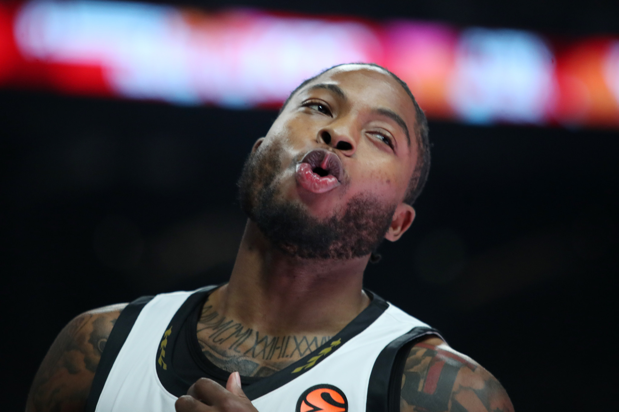 Δείγμα αποχώρησης: Ο Ταϊρίκ Τζόουνς καθηλωμένος στον πάγκο της Παρτίζαν