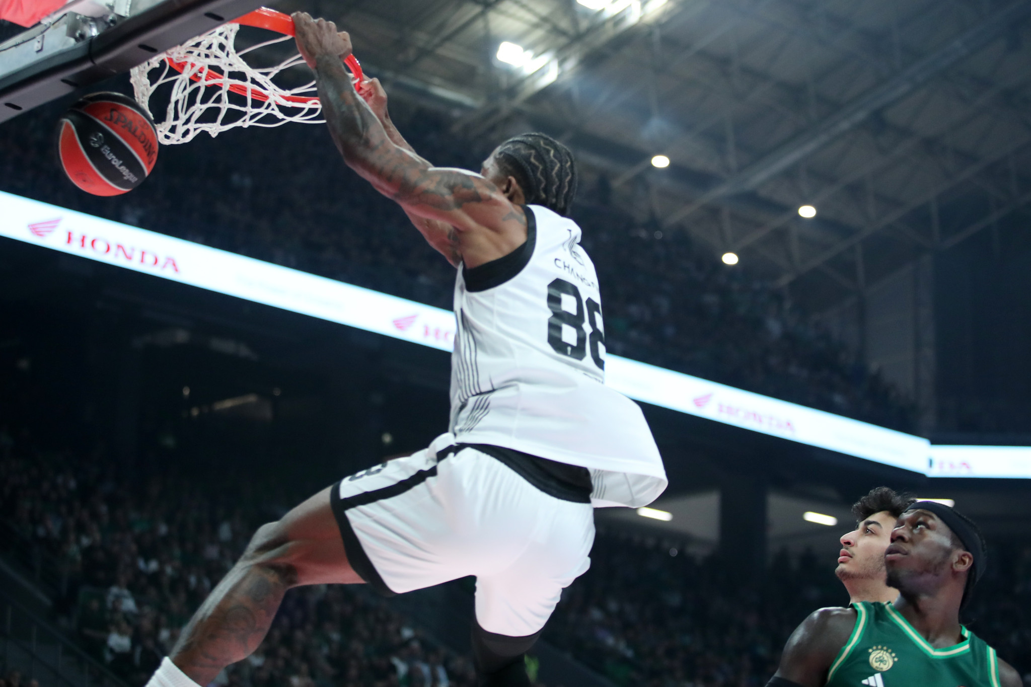 «Δεν θέλετε; Η πόρτα είναι εκεί»: Οι Σέρβοι... βράζουν με Τζόουνς και άλλους δύο της Παρτίζαν