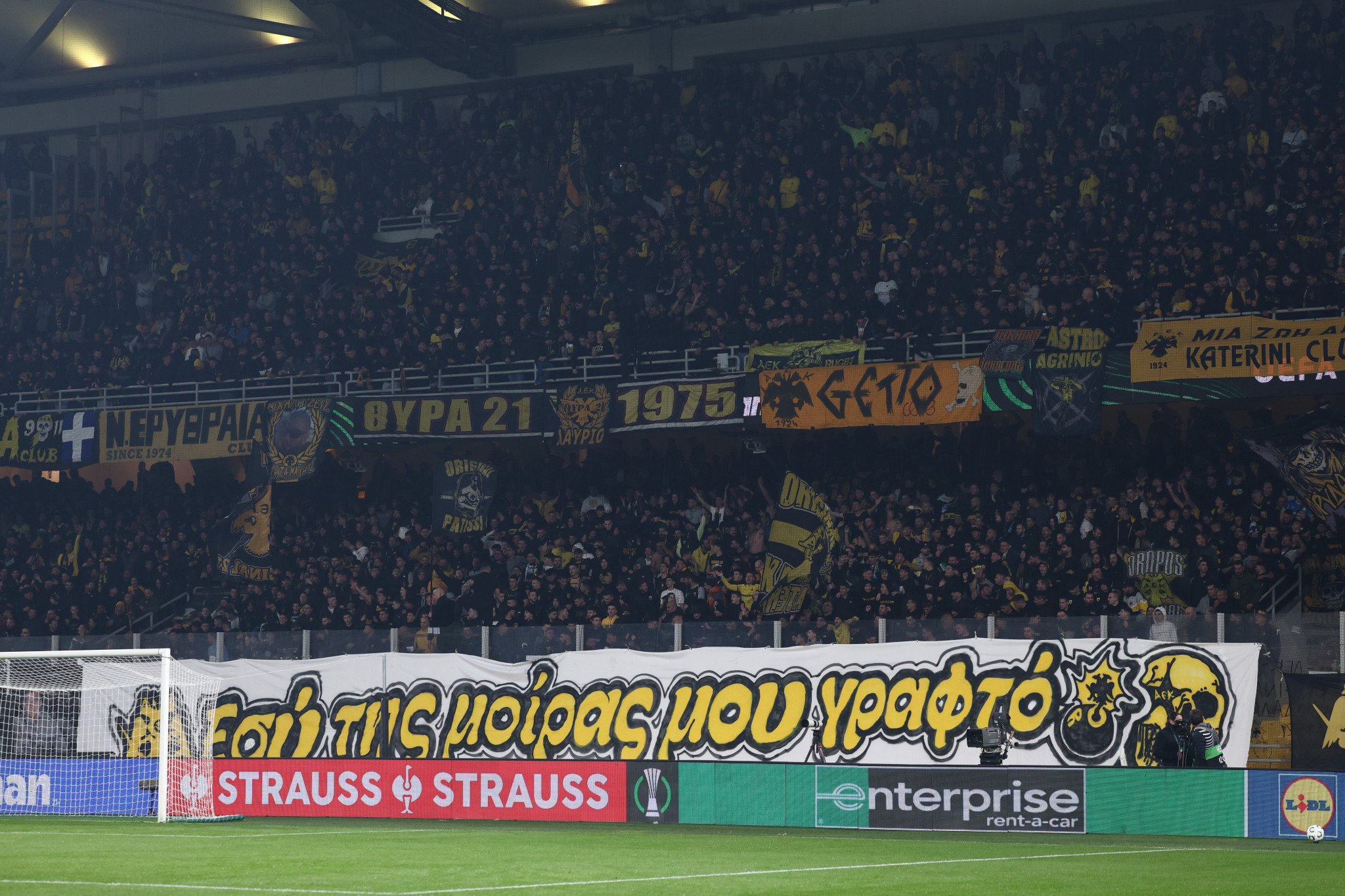 Εντυπωσιακή ατμόσφαιρα από 30.000 οπαδούς της ΑΕΚ στη Νέα Φιλαδέλφεια (video)