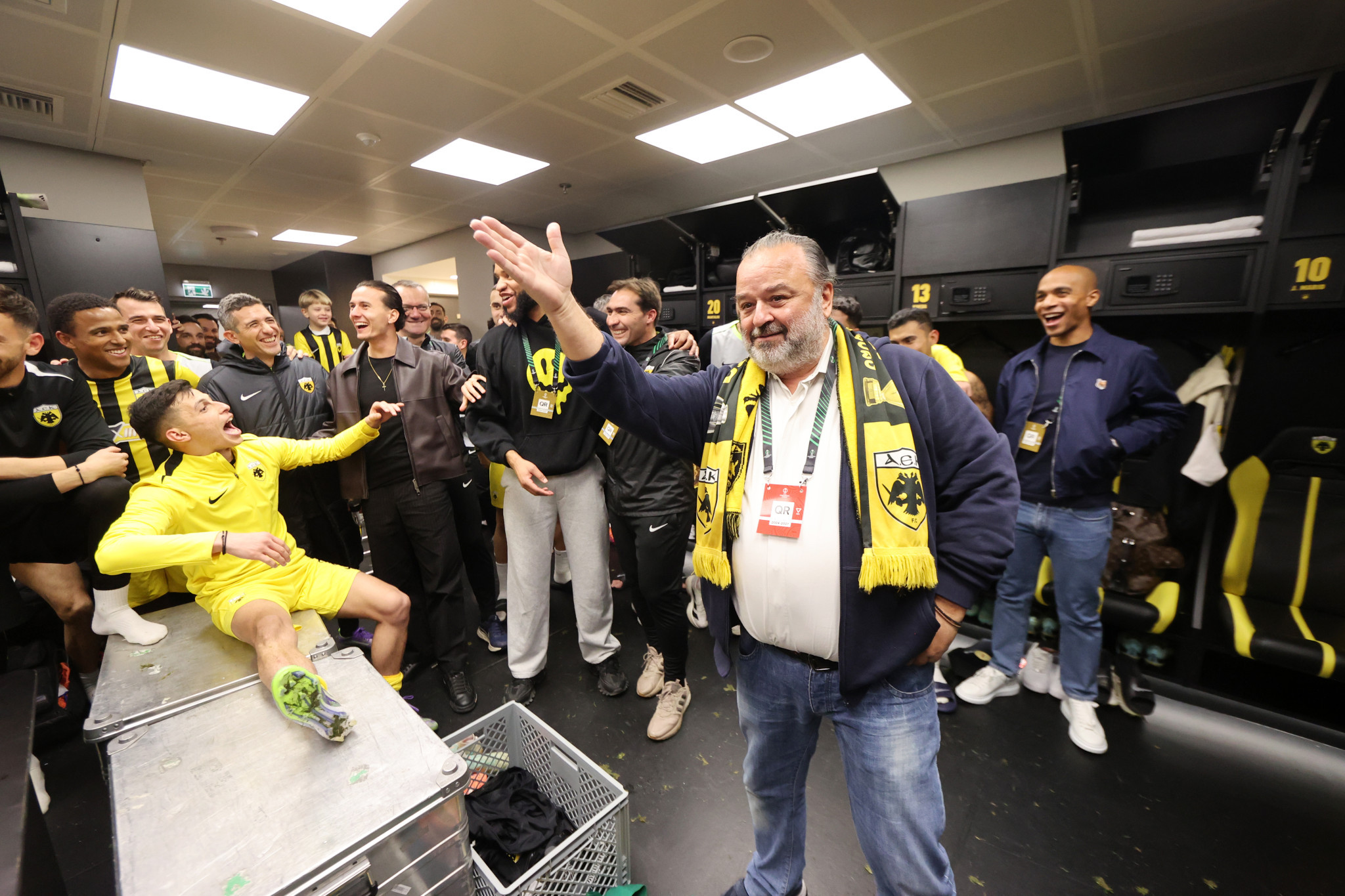 Ο Μάριος Ηλιόπουλος μοίρασε πριμ μισό εκατ. ευρώ μετά την πρόκριση της ΑΕΚ! (video)