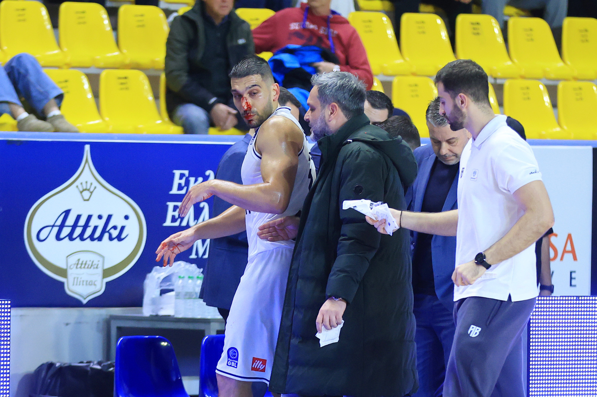 Συγκρούστηκε άσχημα ο Κασελάκης με τον Σάλας - Υπέστη κάταγμα στη μύτη