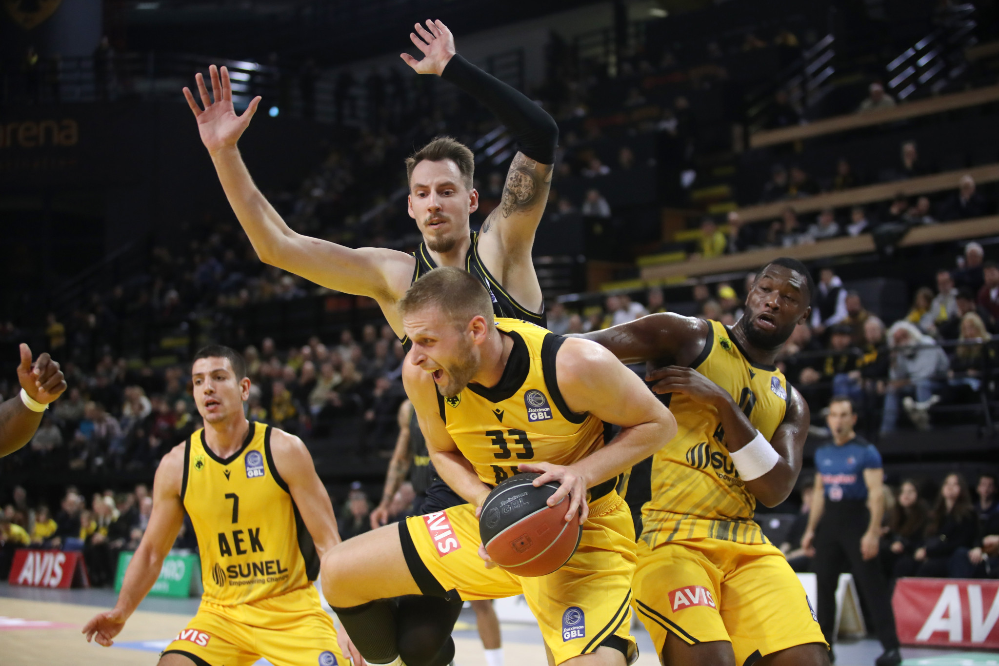 Ο άνθρωπος που άλλαξε τον ρυθμό: Ο Χαραλαμπόπουλος έγινε σημείο αναφοράς για την ΑΕΚ στην άμυνα