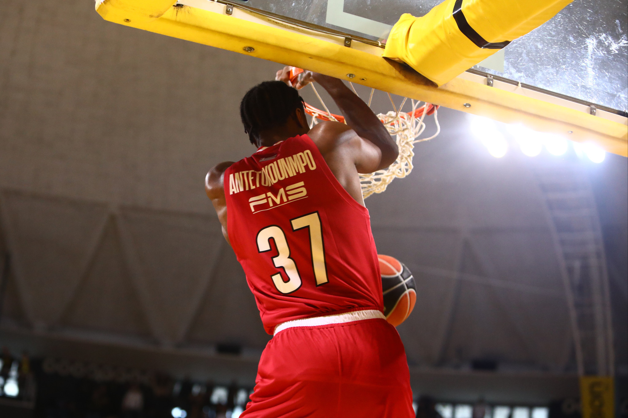 Τεχνικές ποινές, «βροντερά» καρφώματα και ρεσιτάλ τριπόντων: Το απίθανο πρώτο ημίχρονο στο Αλεξάνδρειο (videos)