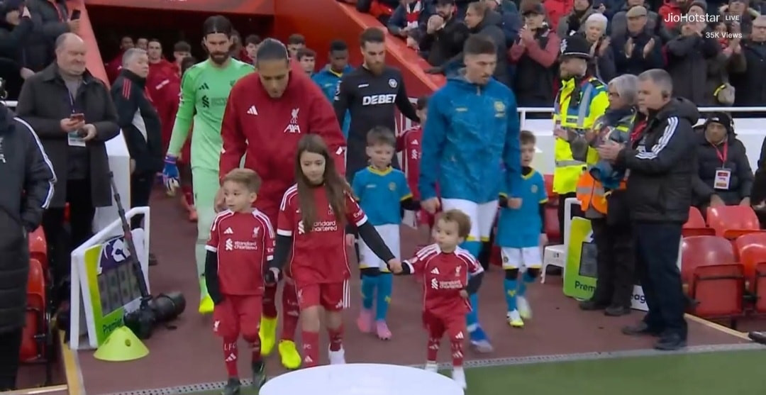 Συγκλονιστική στιγμή: Τα παιδιά του Ζότα συνόδευσαν τον Φαν Ντάικ στην είσοδό του στο «Ανφιλντ»