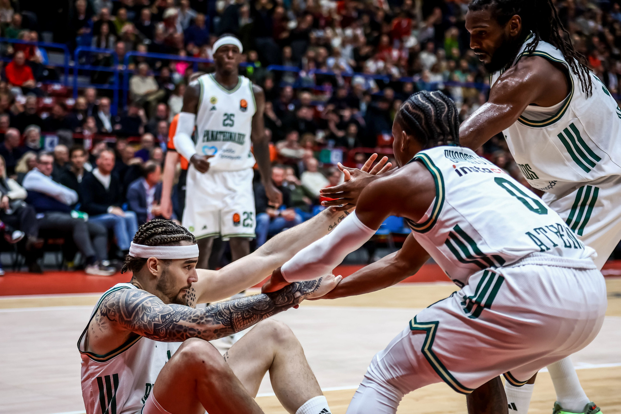 …και όλοι για έναν!