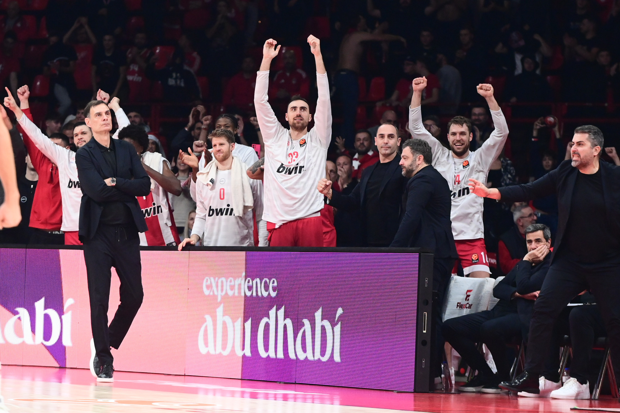 EuroLeague by night: Η άνετη νίκη του Ολυμπιακού και η διαχείριση του Μπαρτζώκα (video)