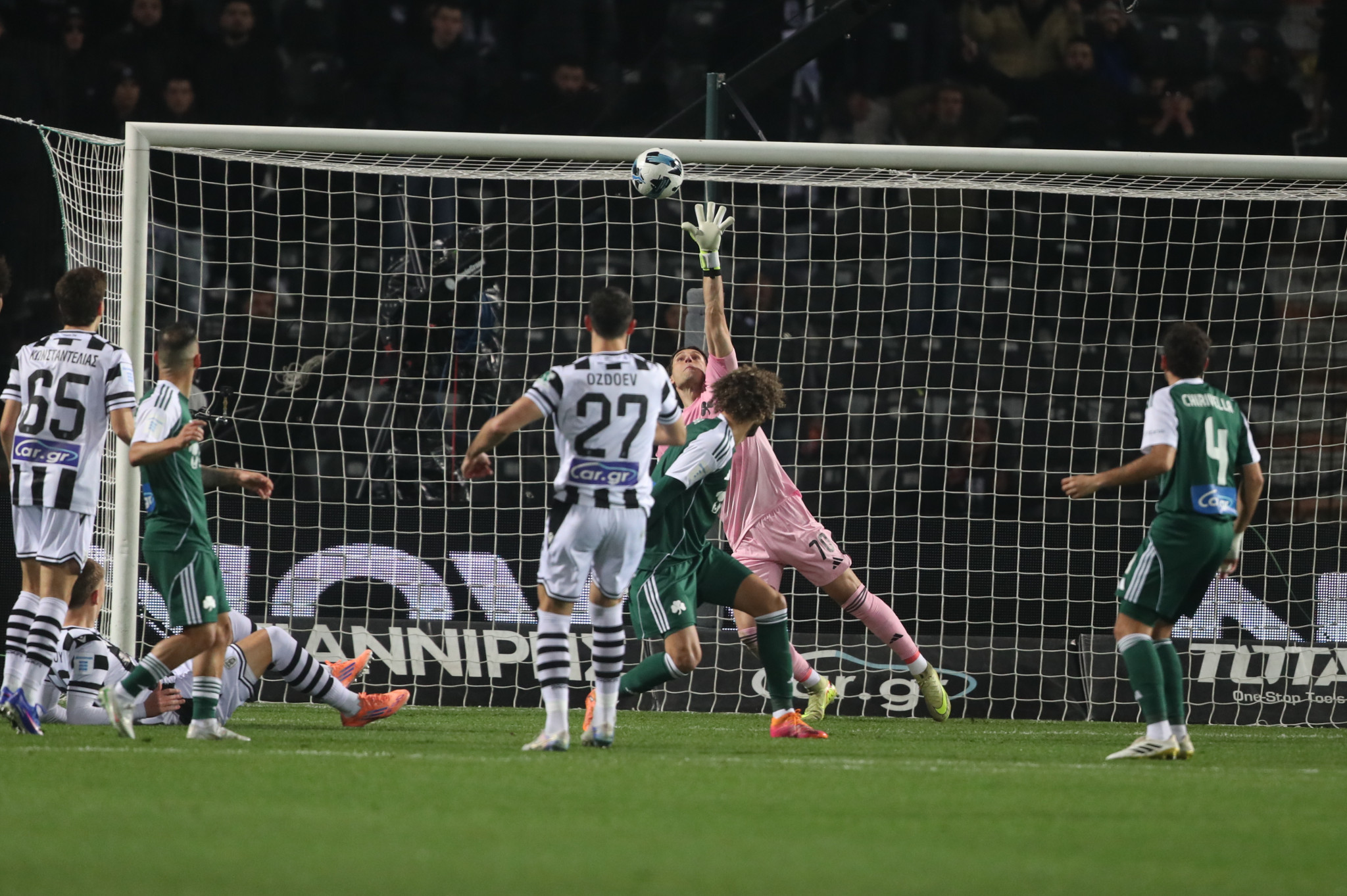 Τρομερό δοκάρι για τον ΠΑΟΚ σε σουτ του Οζντόεφ (video)