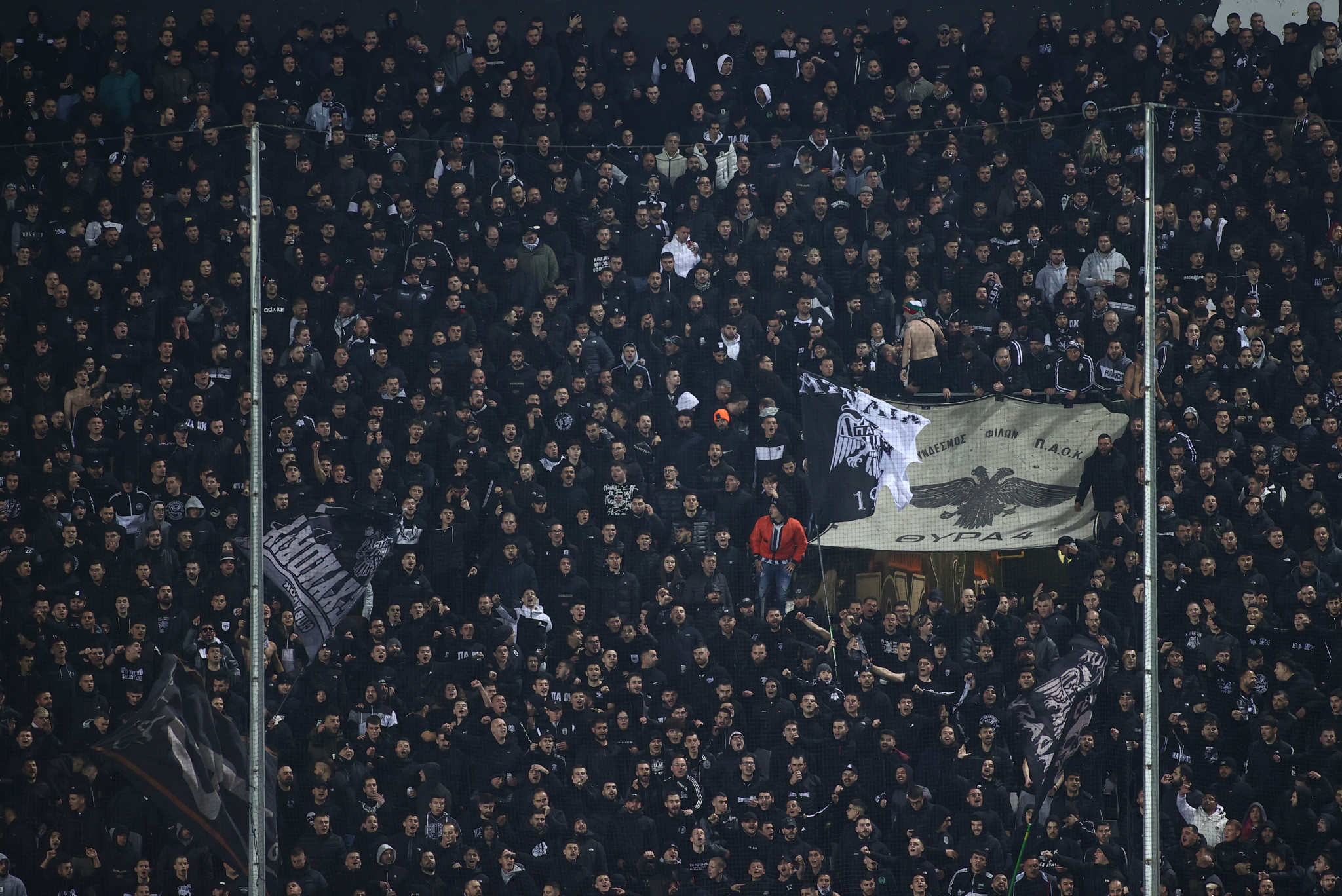 Επική στιγμή: Οπαδός του ΠΑΟΚ ντύθηκε... Χριστουγεννιάτικο δέντρο στην Τούμπα (photo)