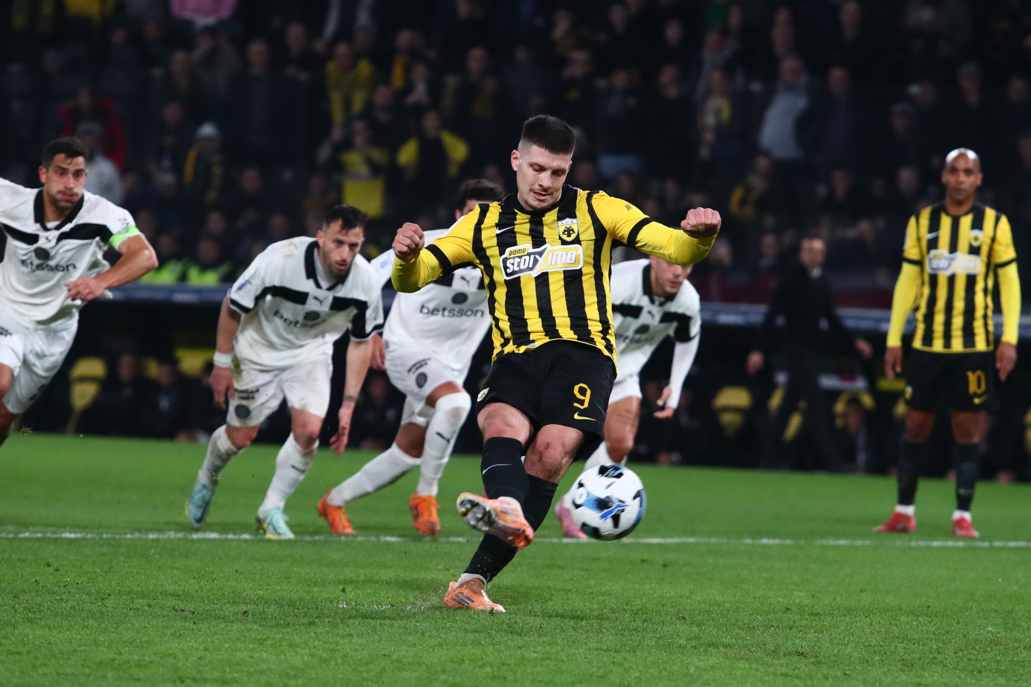 Χαμένο πέναλτι του Γιόβιτς στις καθυστερήσεις του ημιχρόνου (video)