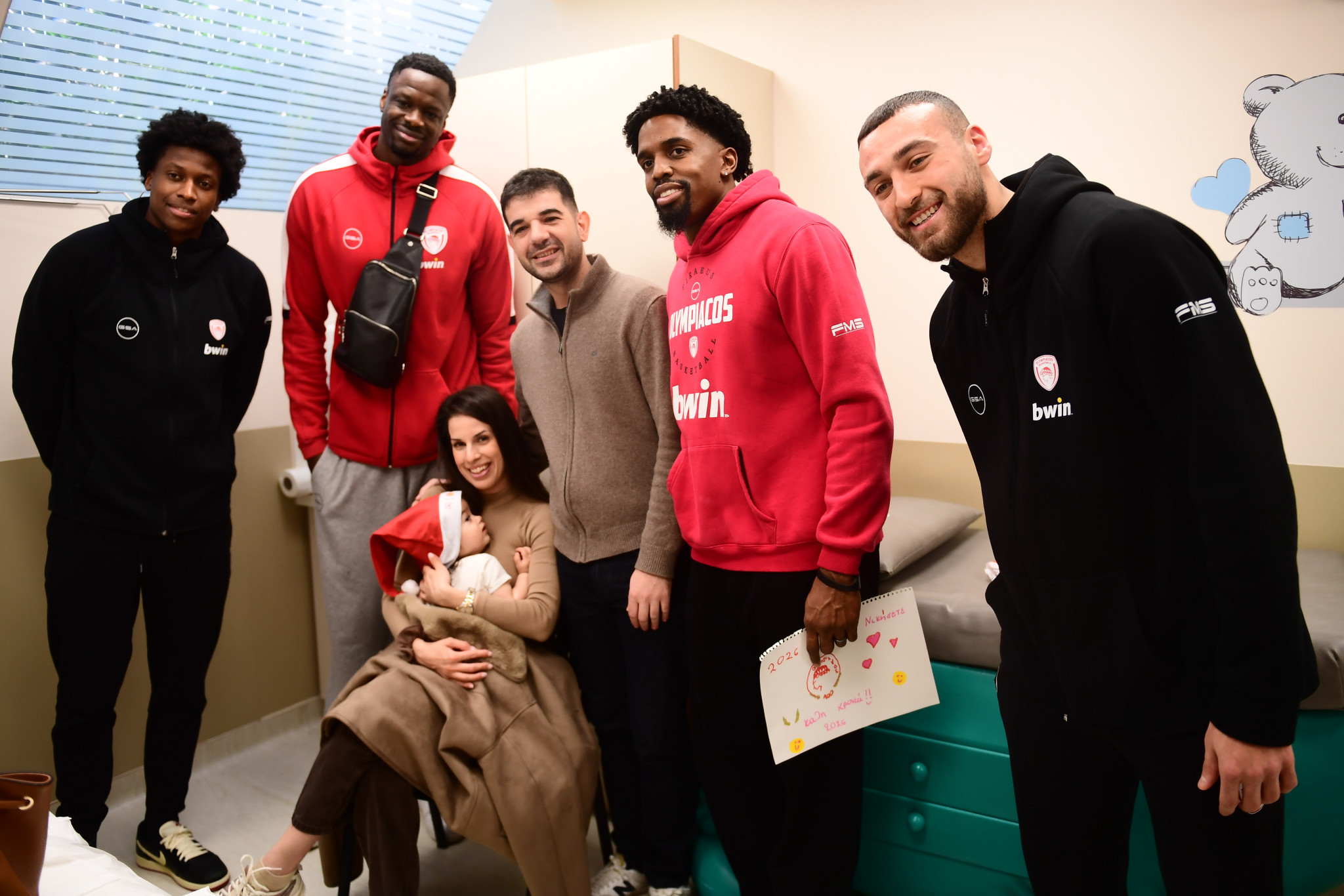 Επίσκεψη των παικτών του Ολυμπιακού στο Ιατρικό Κέντρο Αθηνών