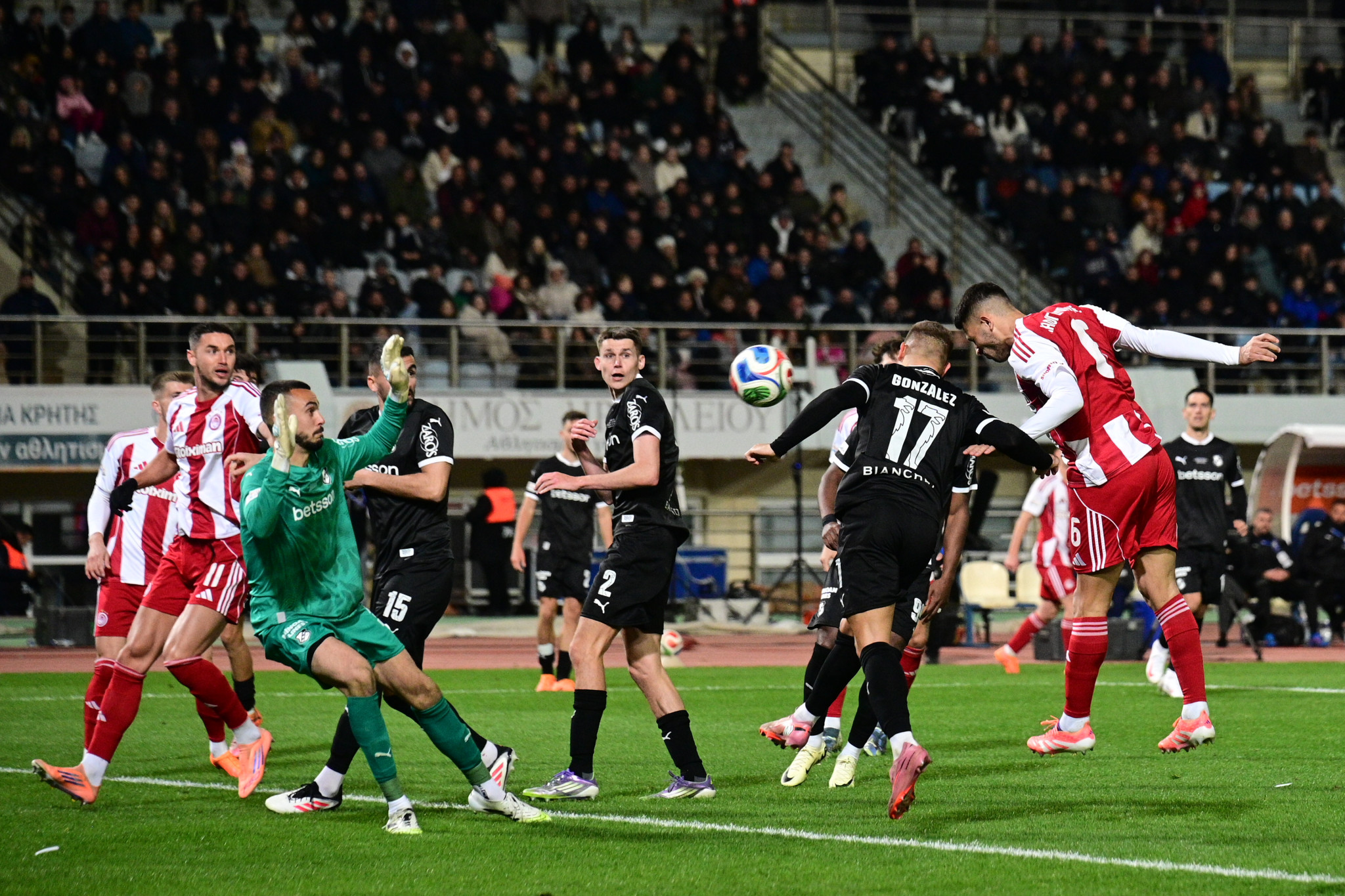 Ο Καλογερόπουλος με κεφαλιά το 2-0 του Ολυμπιακού (video)