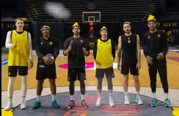 Οι... πολύγλωσσες ευχές της ΑΕΚ για τα Χριστούγεννα (video)