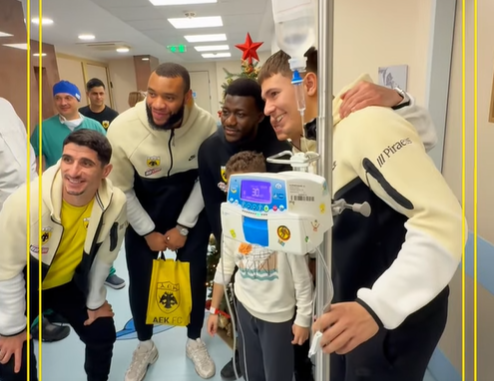 Οι ποδοσφαιριστές της ΑΕΚ ντύθηκαν «Αγιοβασίληδες» και μοίρασαν χαμόγελα στην παιδιατρική κλινική (video)