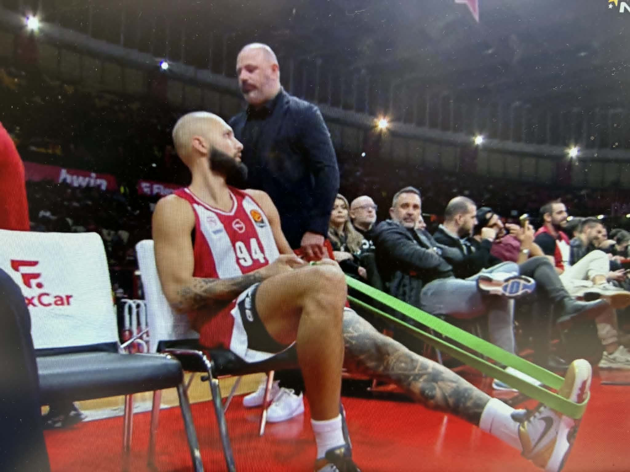 Χτύπησε το πόδι του κι έκανε διατάσεις στον πάγκο ο Φουρνιέ