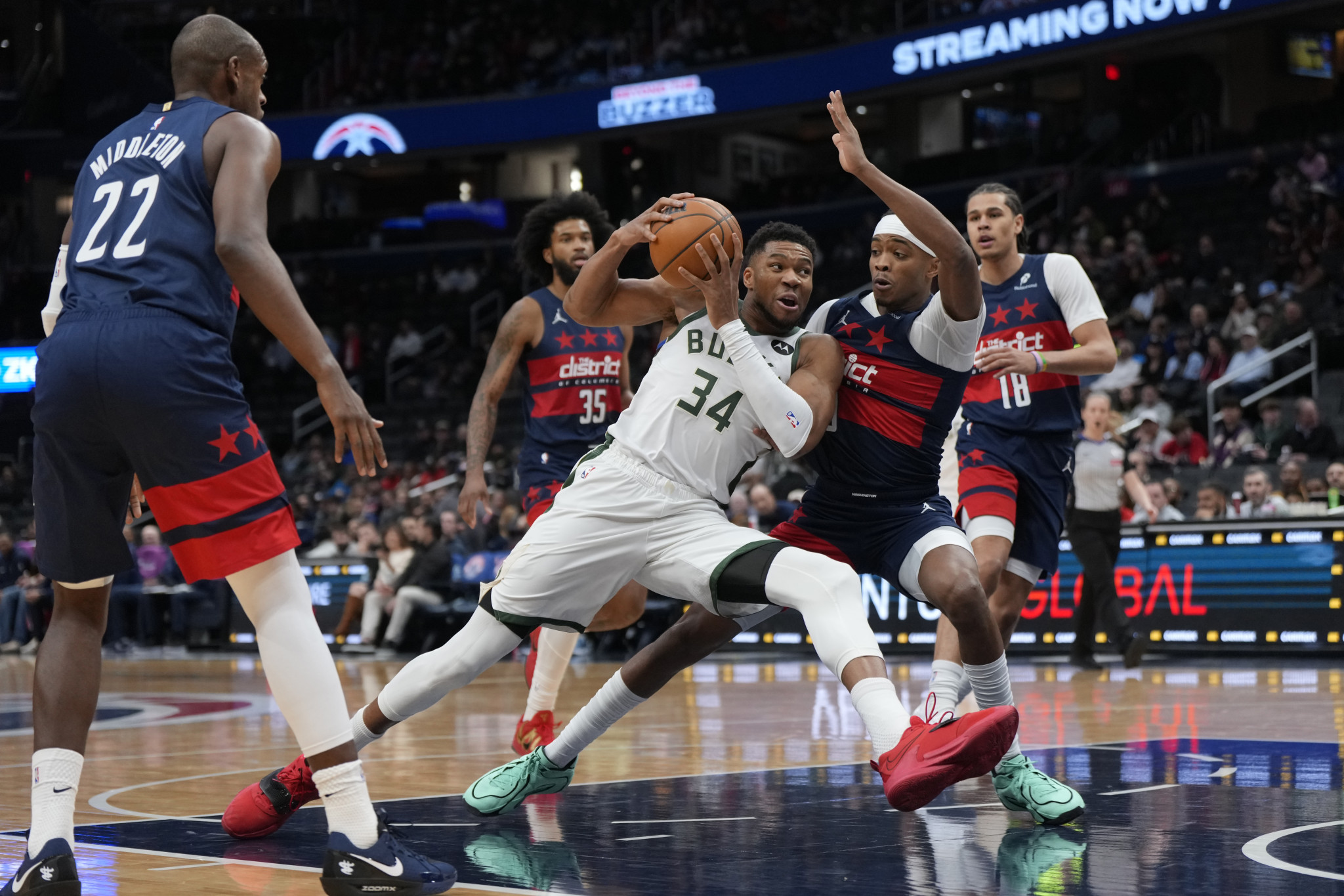 Ο ΜακΚόλουμ... χάλασε το πάρτι του Αντετοκούνμπο - Οι Μπακς έχασαν στο Μιλγουόκι από τους Γουίζαρντς