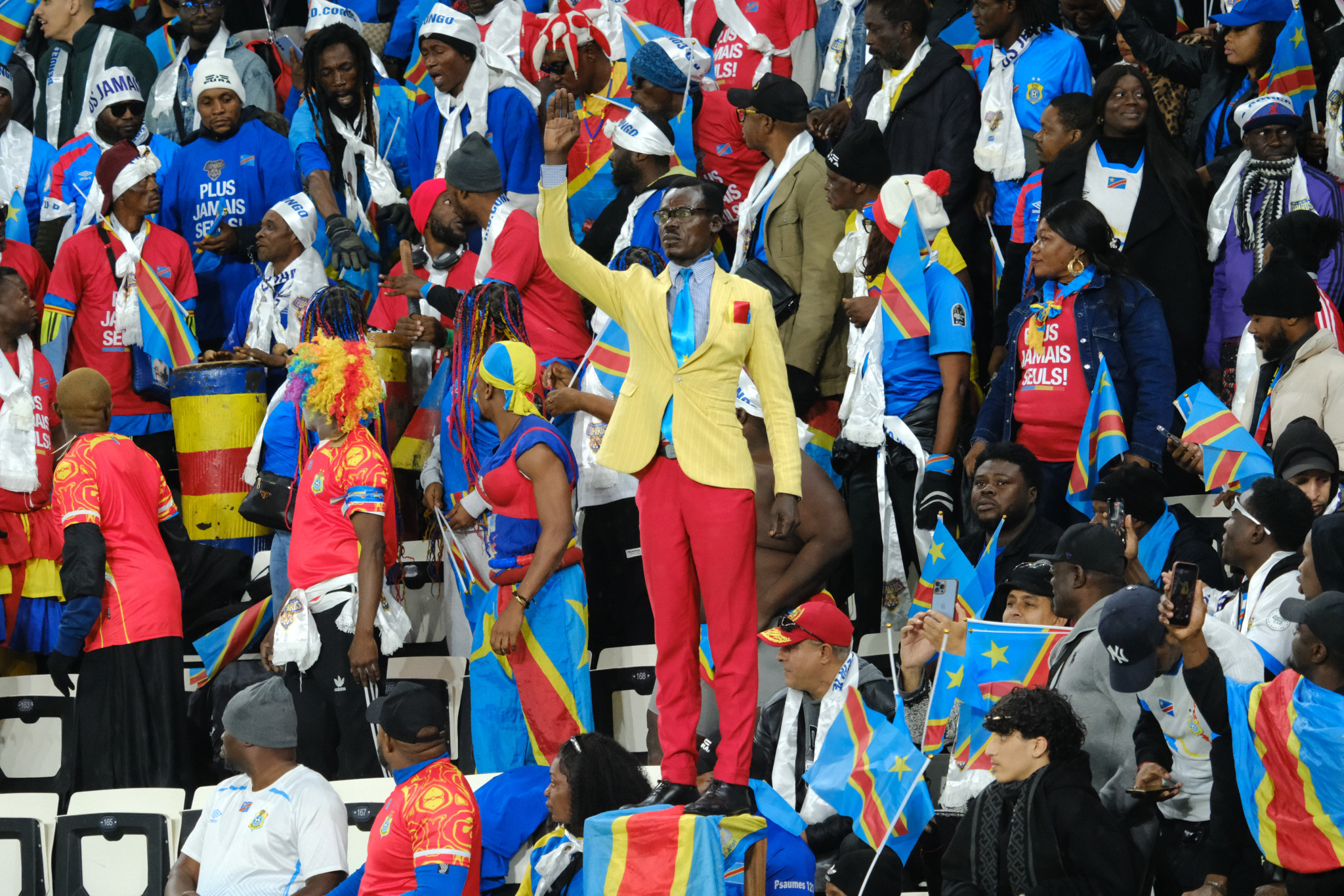 Ο φίλαθλος από το Κονγκό που παρακολουθεί ακίνητος τους αγώνες - Τι συμβολίζει η στάση του