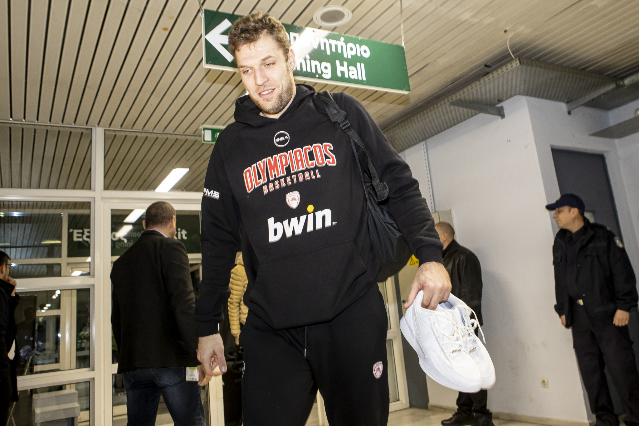 Η άφιξη του Ολυμπιακού στο «T-Center»: Το βίντεο του Athletiko