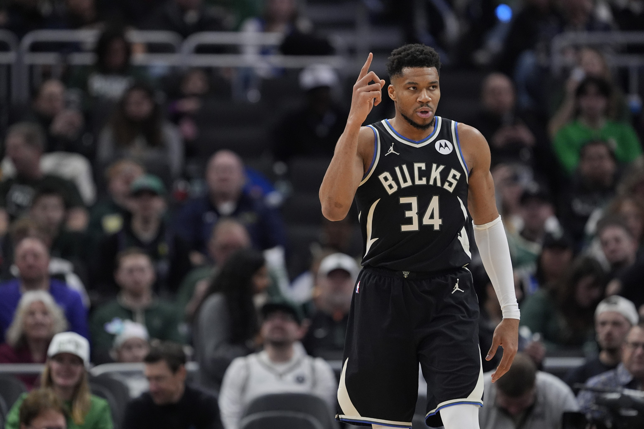 Με νικητήριο κάρφωμα του Αντετοκούνμπο οι Μπακς νίκησαν τους Χόρνετς