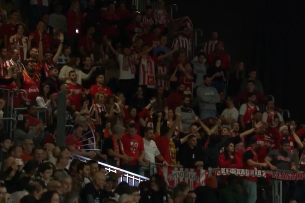 Με τον κόσμο στο πλευρό του ο Ολυμπιακός: Περίπου 500 οπαδοί στην Μπολόνια