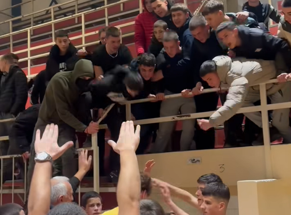 Σοκ σε ματς ακαδημιών στο Μαυροβούνιο: Φτυσίματα και αντικείμενα σε παίκτες από παιδιά χούλιγκαν (video)