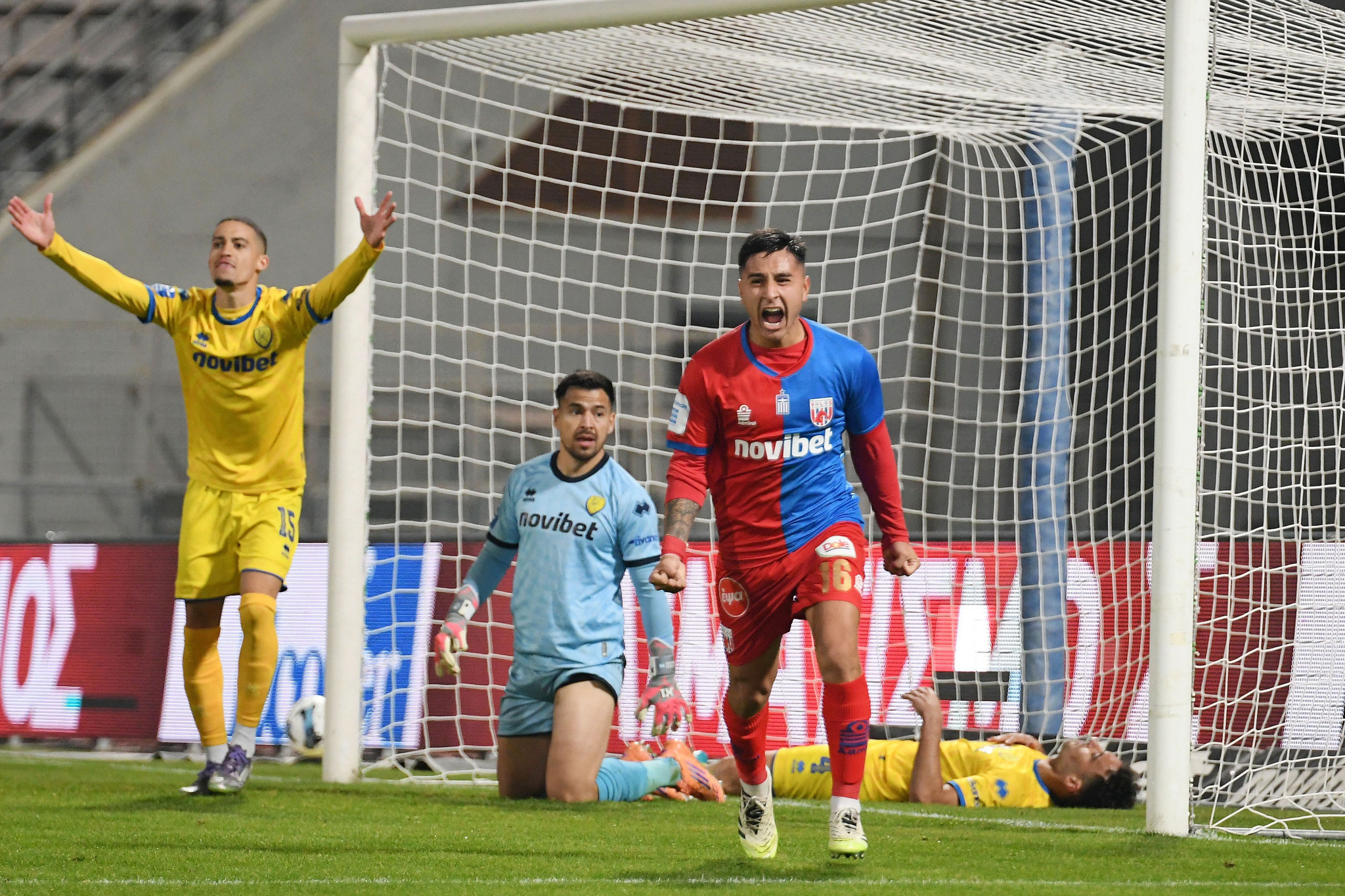 Με κορυφαίο τον Σιαμπάνη ο Βόλος νίκησε δύσκολα τον Παναιτωλικό και πάτησε ξανά στην 5η θέση