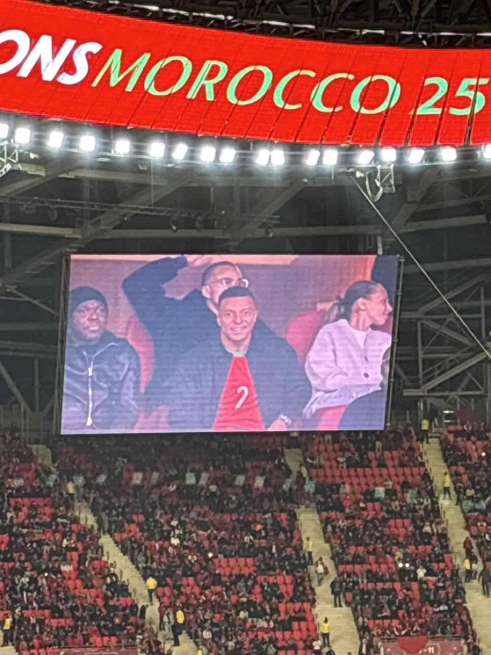 Ο Εμπαπέ βλέπει από κοντά με φανέλα του Μαρόκο τον αγώνα κόντρα στο Μάλι - Ποιός ο λόγος (video)