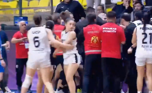 Σοβαρά επεισόδια σε αγώνα γυναικείου πρωταθλήματος στην Τουρκία - Έφυγε με το φορείο αθλήτρια (video)