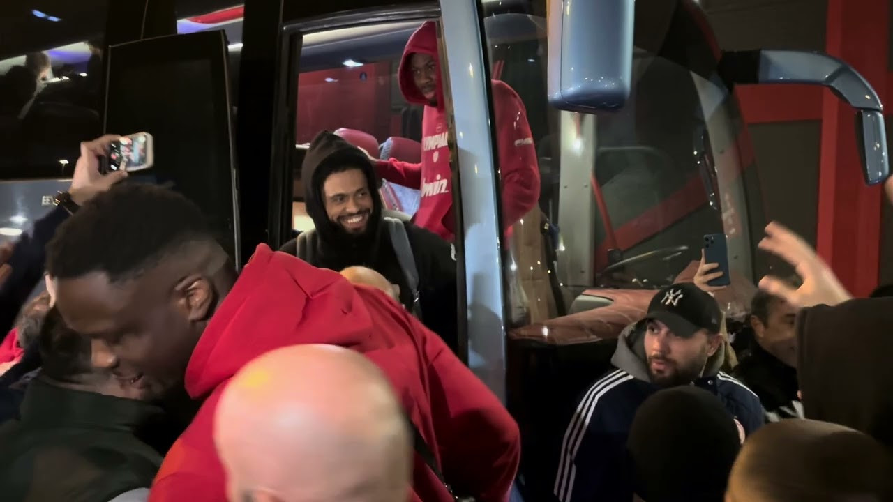 Η αποθεωτική υποδοχή στο ΣΕΦ και η αγκαλιά του Γιώργου Αγγελόπουλου στον Μπαρτζώκα (videos)