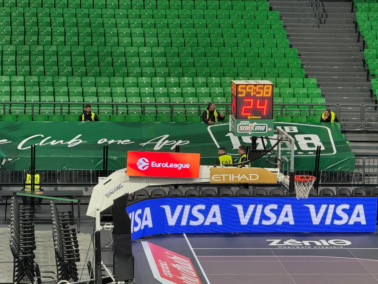 Χωρίς δίχτυ, αλλά με πλεξιγκλάς ο πάγκος του Ολυμπιακού (photo)