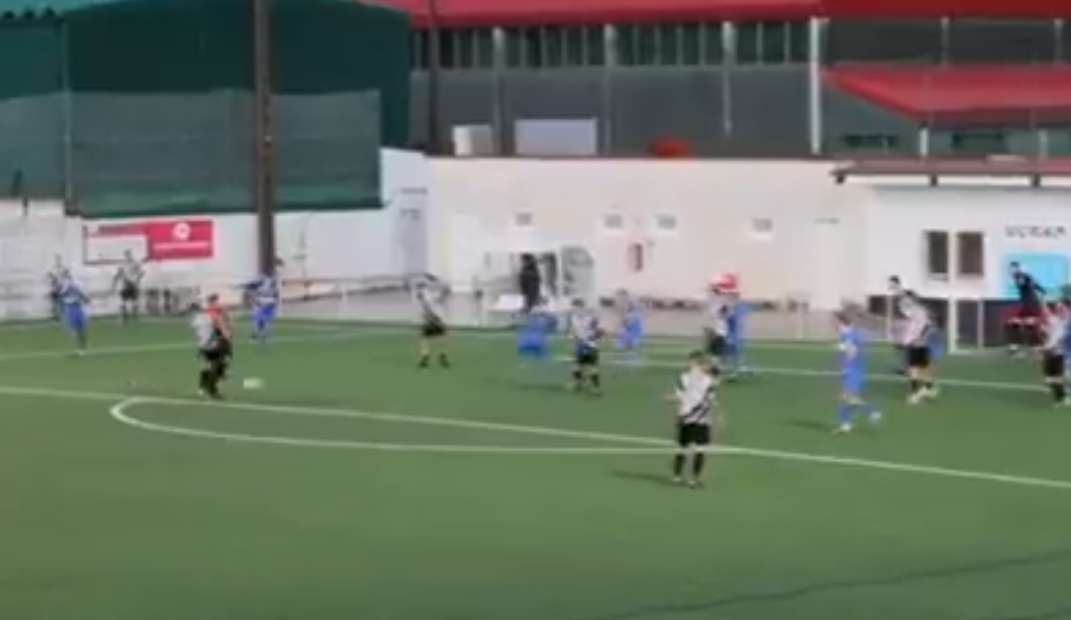 Αδιανόητη απόφαση από διαιτητή: Απέβαλε ποδοσφαιριστή που έπεσε πάνω του, ενώ του έκλεισε τον χώρο (video)