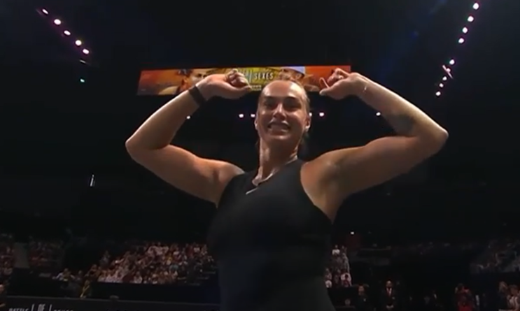 Δεν πτοήθηκε από την ήττα η Σαμπαλένκα: Χόρεψε «Μακαρένα» στην αναμέτρηση με τον Κύργιο (video)