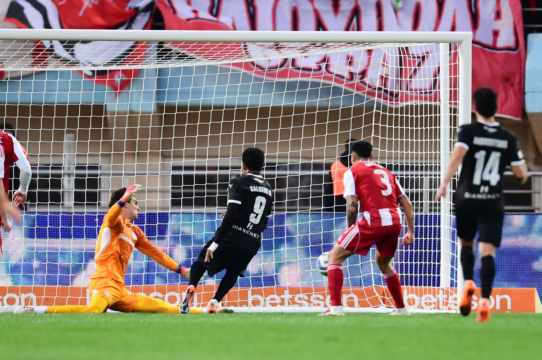 Τρομερή απόκρουση του Τζολάκη σε προβολή του Σαλσίδο (video)