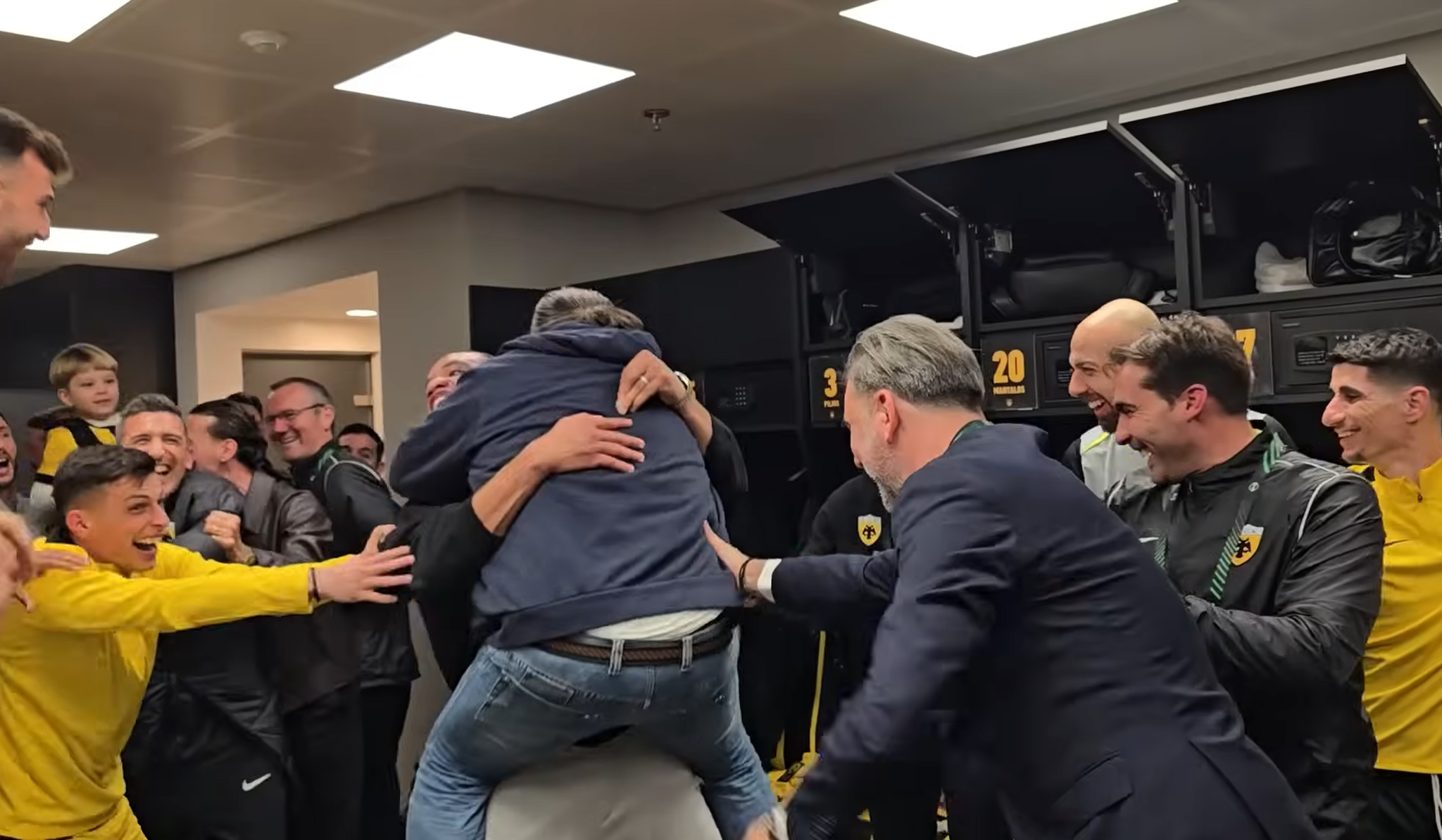 Πανζουρλισμός στα αποδυτήρια με Ηλιόπουλο: Το «σούπερ Μάριο» και η βουτιά στην αγκαλιά του Μουκουντί (video)