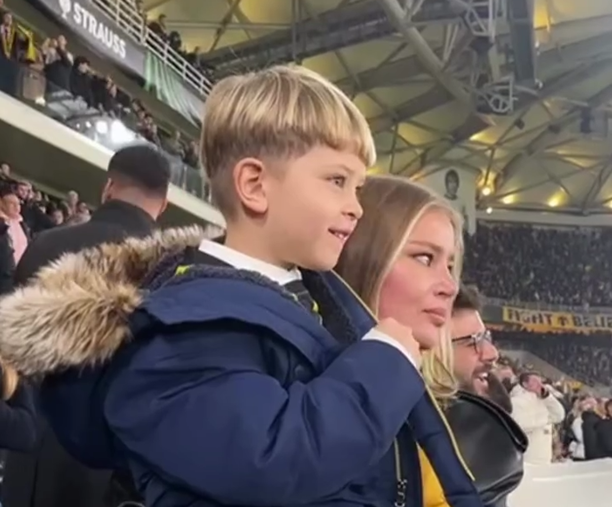 Πανευτυχής και ο Γιόβιτς Junior - Τραγούδησε με το υπόλοιπο γήπεδο τον ύμνο της ΑΕΚ (video)