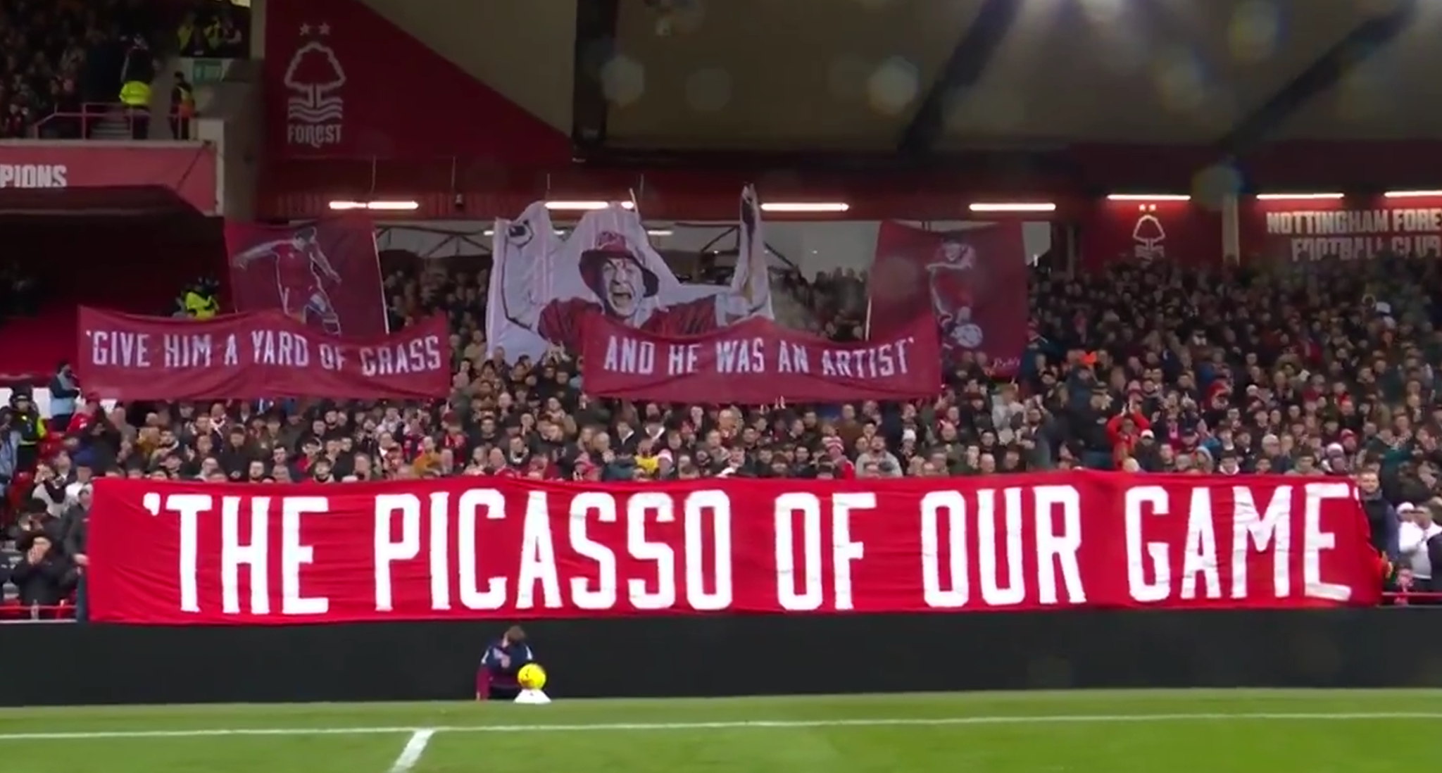 Τρομερή ατμόσφαιρα από τους οπαδούς της Νότιγχαμ για τον θρύλο Τζον Ρόμπερτσον (video)