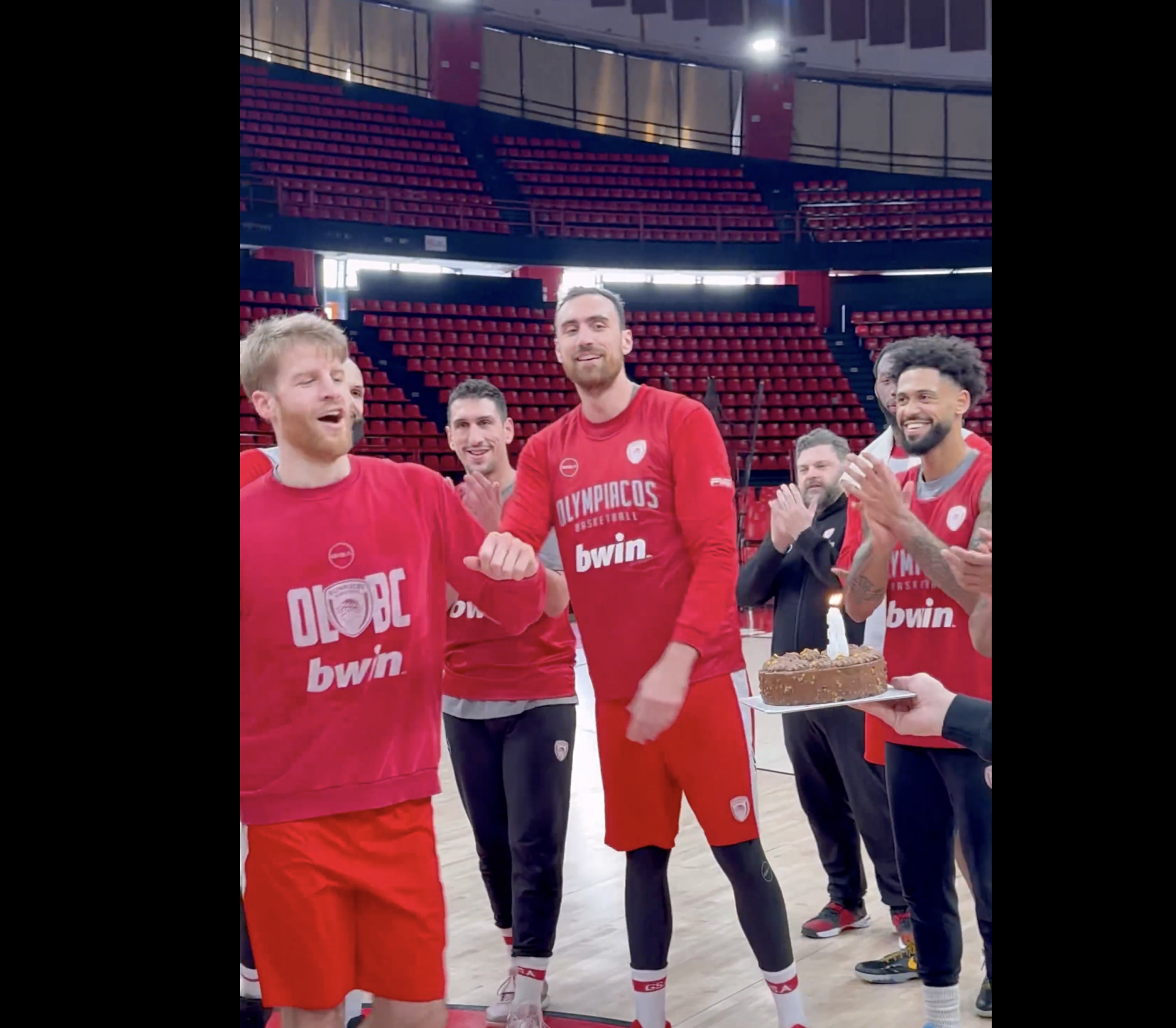 Γενέθλια για Μιλουτίνοφ και Ουόκαπ και... διπλή τούρτα στο ΣΕΦ (video)