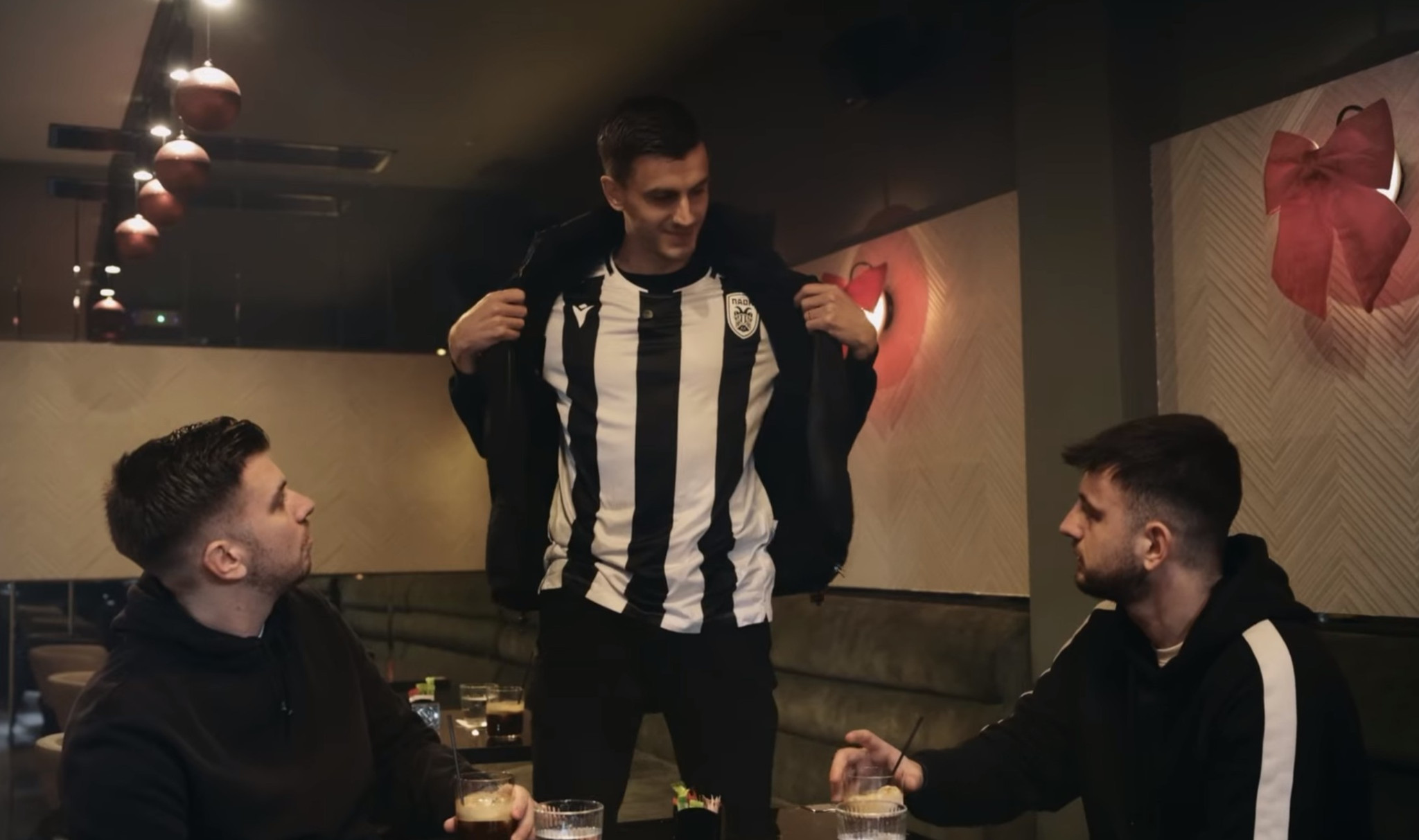 Σε καφετέρια με φρέντο πριν την πρωτοχρονιά: Ο ΠΑΟΚ παρουσίασε τον Γερεμέγεφ με επικό βίντεο!