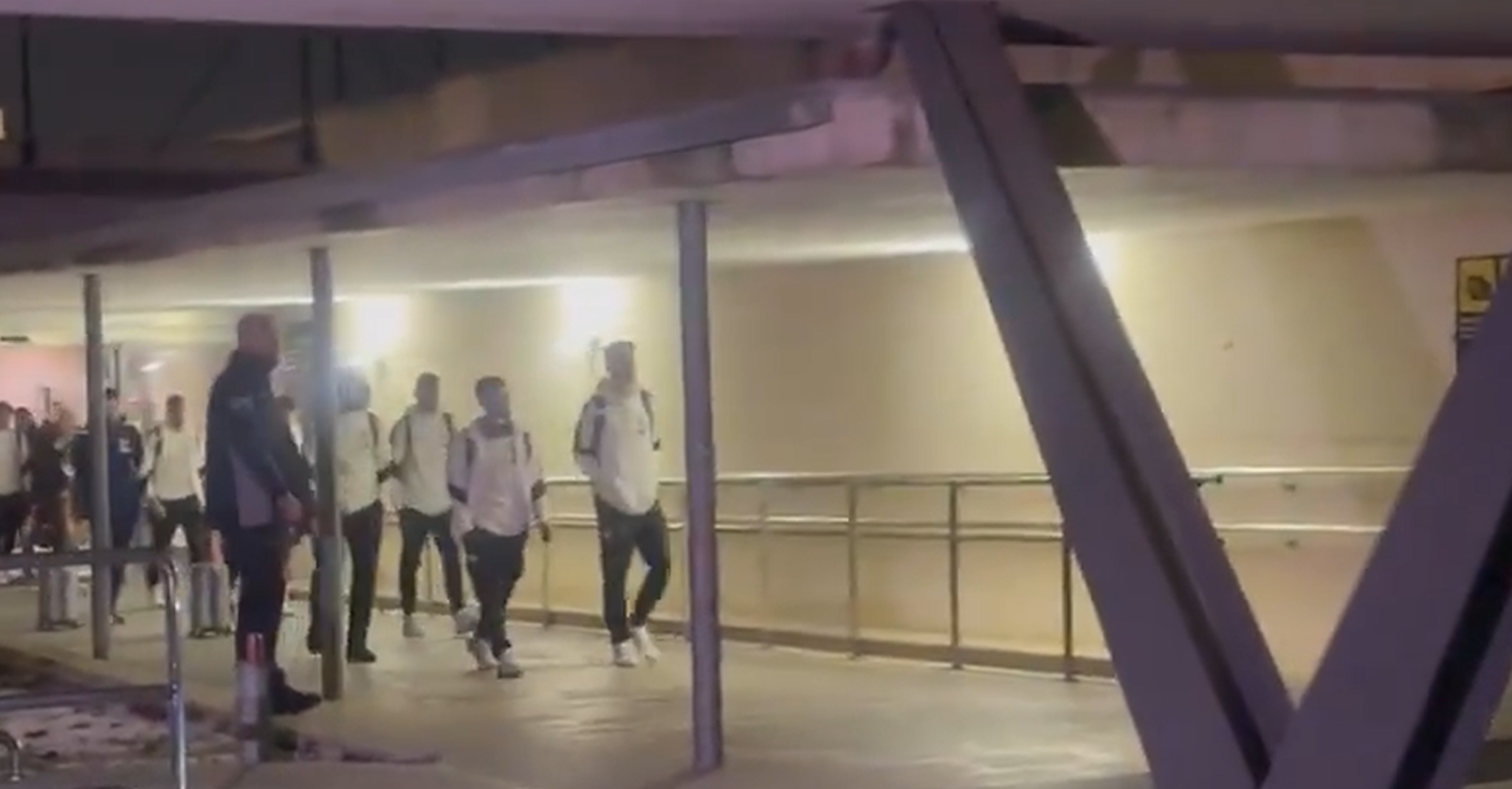 «Κορμπεράν φύγε από εδώ» - Τα έψαλαν στον άλλοτε τεχνικό του Ολυμπιακού οι οπαδοί της Βαλένθια (video)