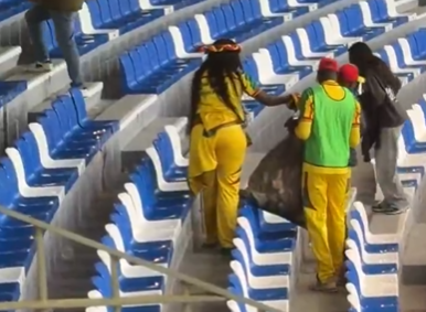 Σπουδαία κίνηση από τους φίλους της Σενεγάλης: Καθάρισαν την κερκίδα τους μετά τον αγώνα με το Κονγκό (video)