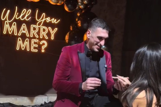 Είπε το... «ναι»: Ο Γιαννούλης Λαρεντζάκης έκανε πρόταση γάμου στην αγαπημένη του