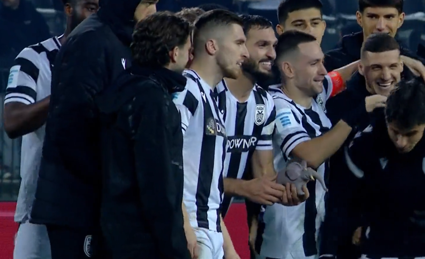 Τι συμβολίζει το ελεφαντάκι που κρατούσαν οι παίκτες του ΠΑΟΚ στους πανηγυρισμούς (video)