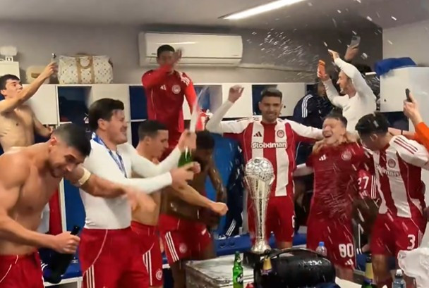 Το πάρτι στα αποδυτήρια του Ολυμπιακού για την κατάκτηση του Super Cup με σαμπάνιες και «Freed from Desire» (video)