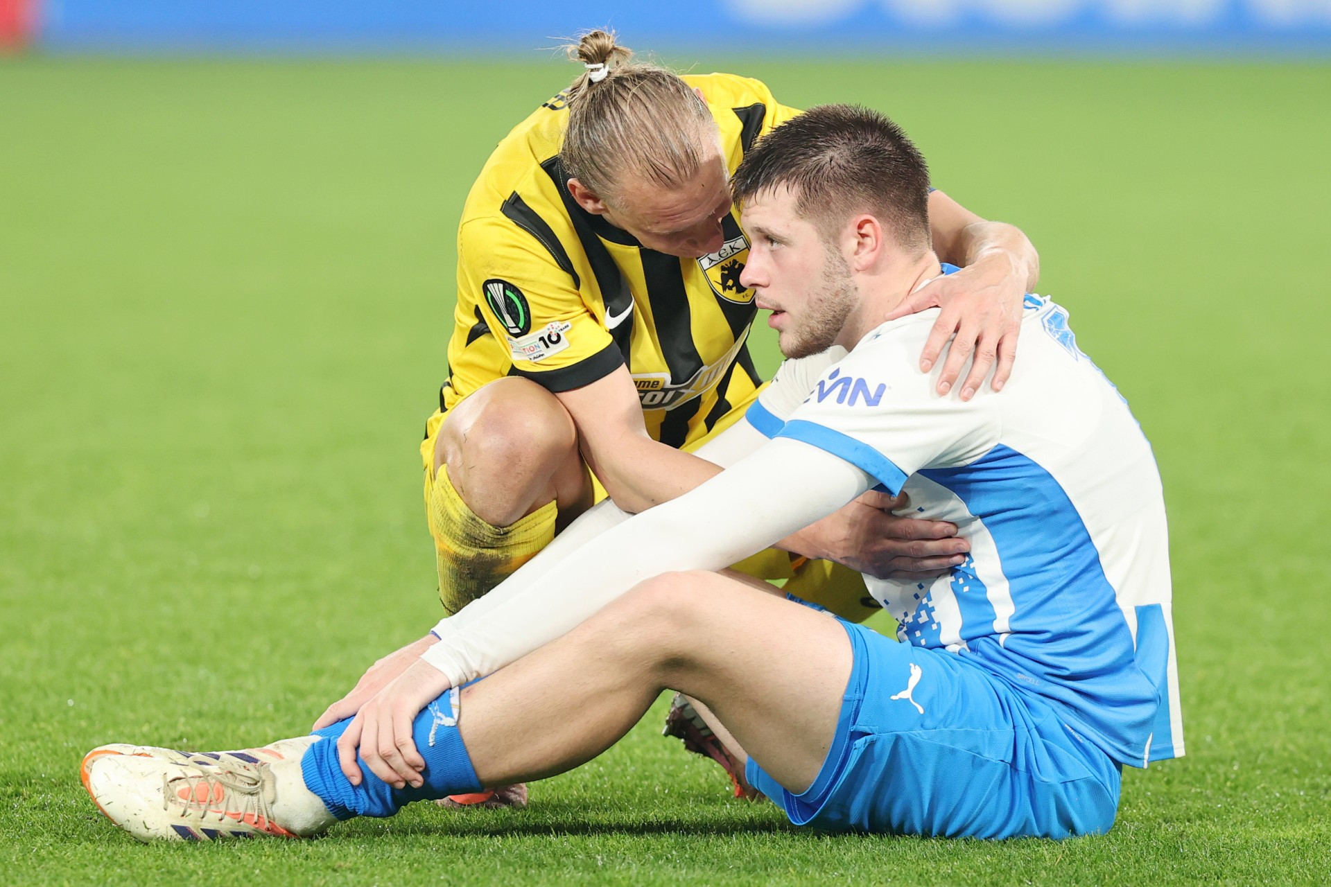 Τρομερή στιγμή: Ο Βίντα παρηγόρησε τους σοκαρισμένους Ρουμάνους μετά τη λήξη του αγώνα