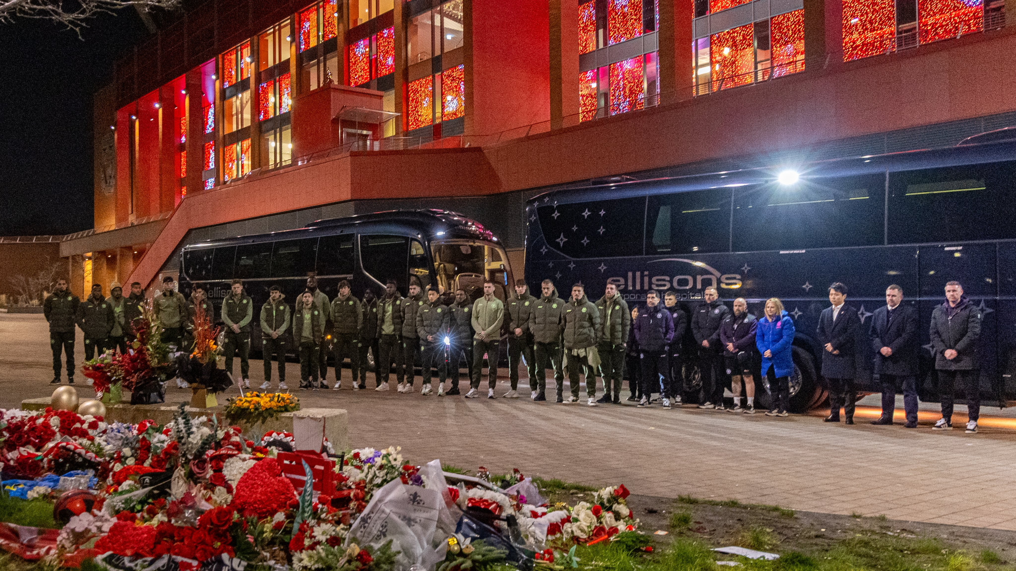 Συγκίνηση έξω από το Άνφιλντ: Η Γουλβς τίμησε τη μνήμη του Ντιόγκο Ζότα (photo)