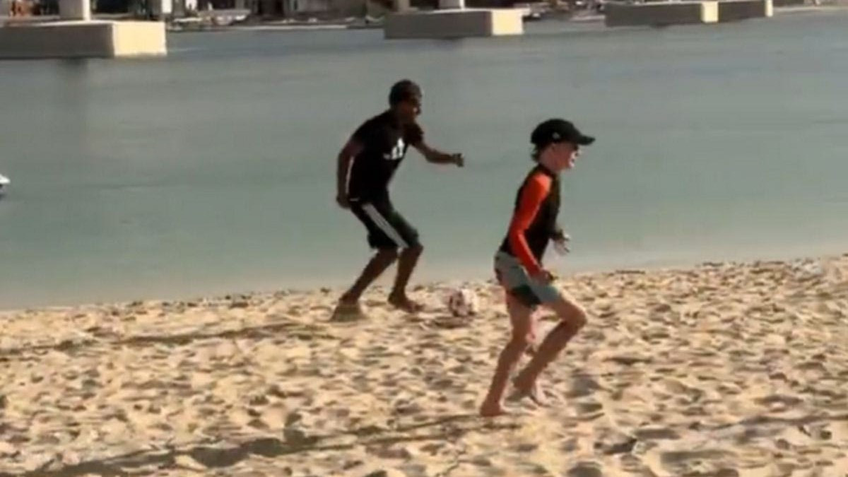 Ο Γιαμάλ δεν χάλασε χατίρι σε θαυμαστές του - Έπαιξε μαζί τους μπάλα στην άμμο στο Ντουμπάι (video)
