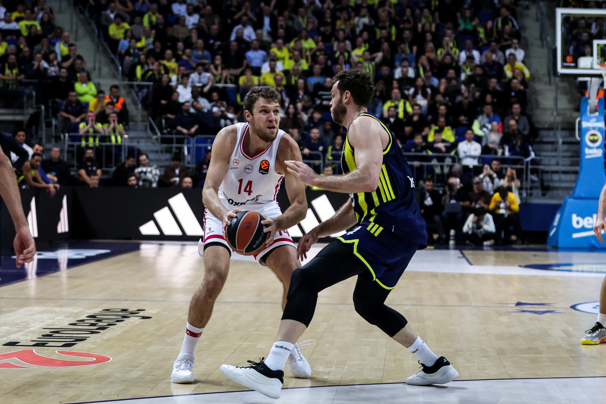 EuroLeague by night: Το τρίτο ημίχρονο της ήττας του Ολυμπιακού στην Πόλη, η εμφάνιση  Χολ και η διαχείριση Μπαρτζώκα