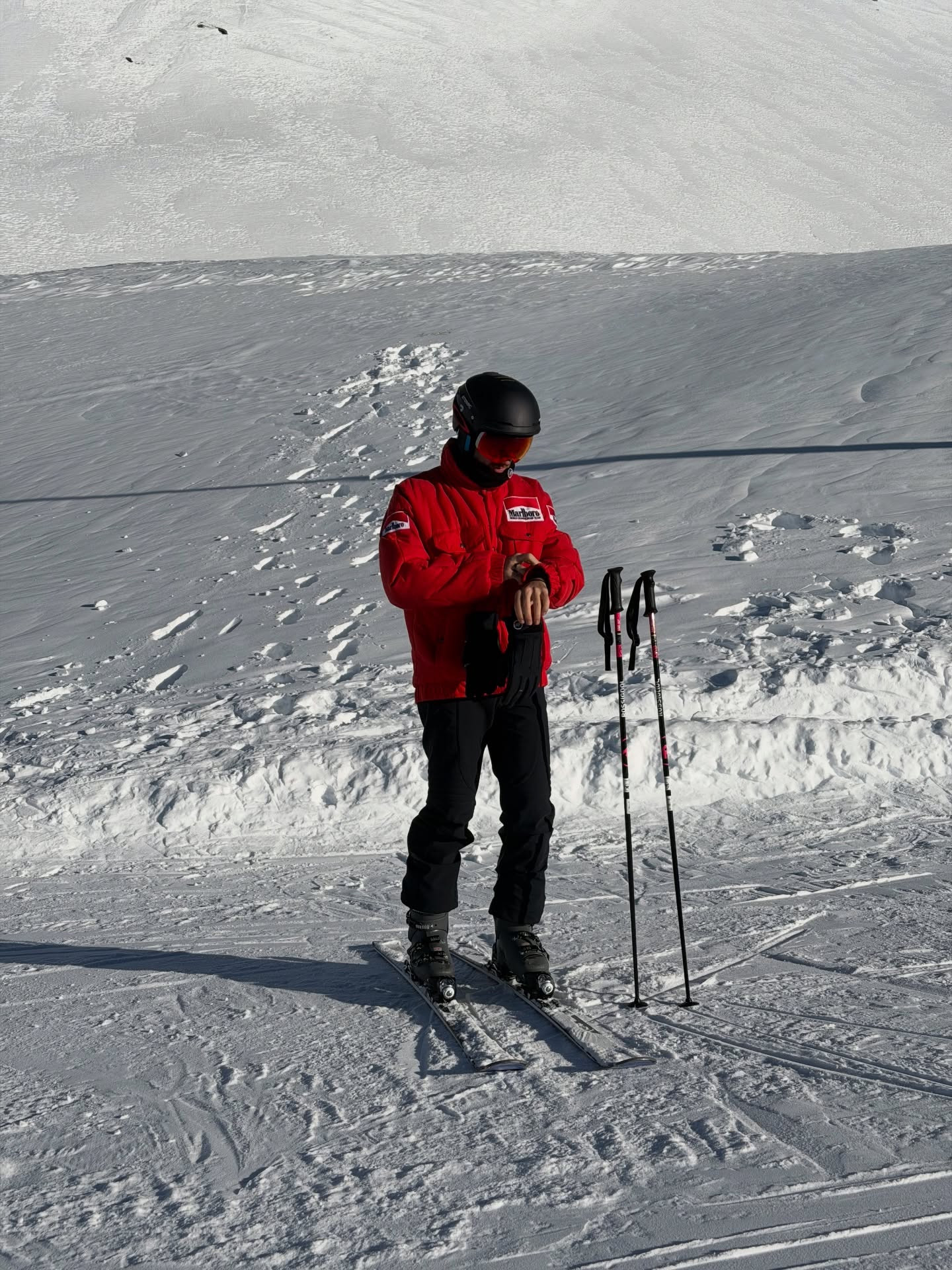Ένας... μακάβριος φόρος τιμής στον Σουμάχερ - Ο Γκασλί ποζάρει με κόκκινο μπουφάν σε πίστα σκι
