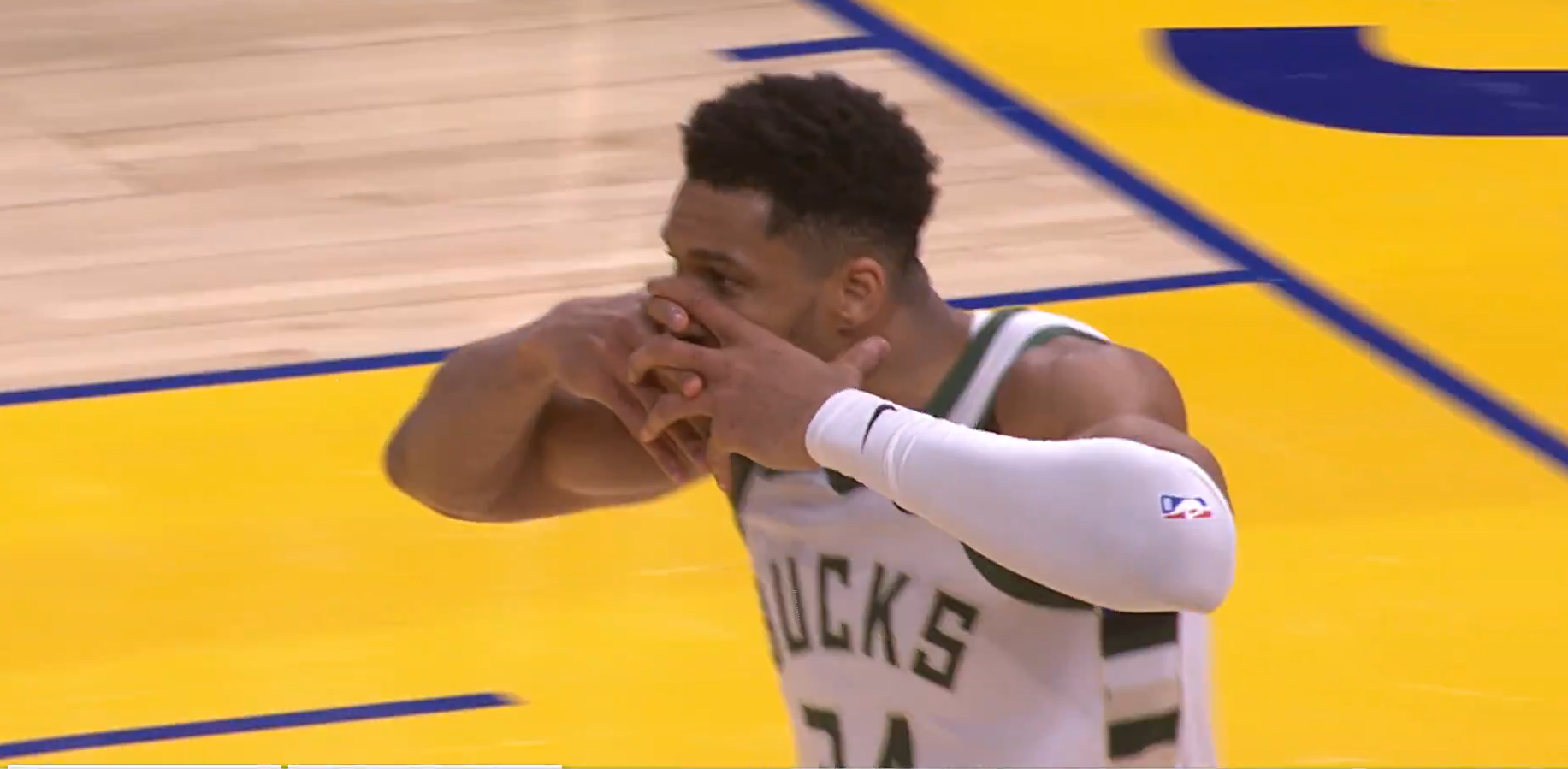 Ο Αντετοκούνμπο έβαλε τρίποντο και φόρεσε... τη μάσκα του (video)