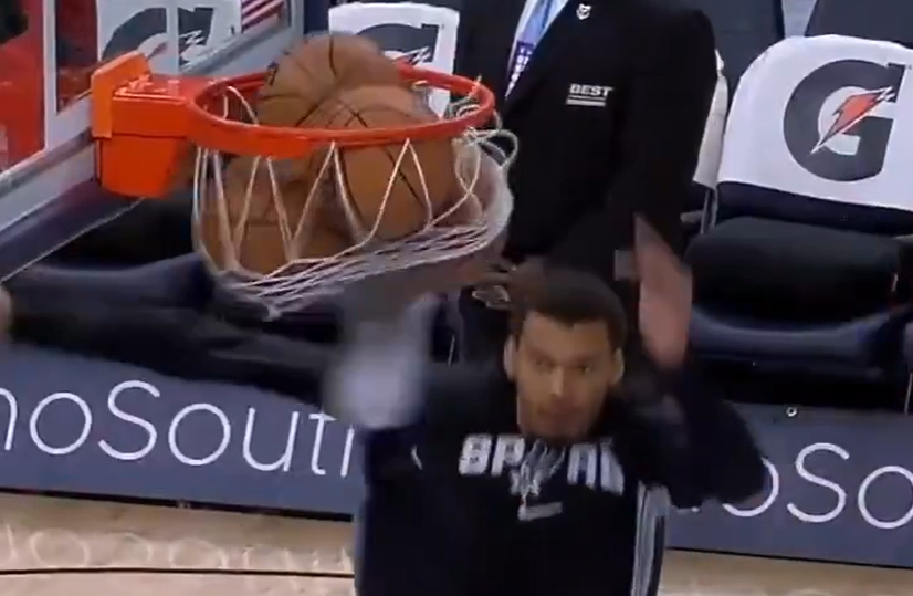 Ο Γουεμπανιαμά με κλωτσιά α λα... καράτε κιντ έφτασε με το πόδι το διχτάκι της μπασκέτας (video)